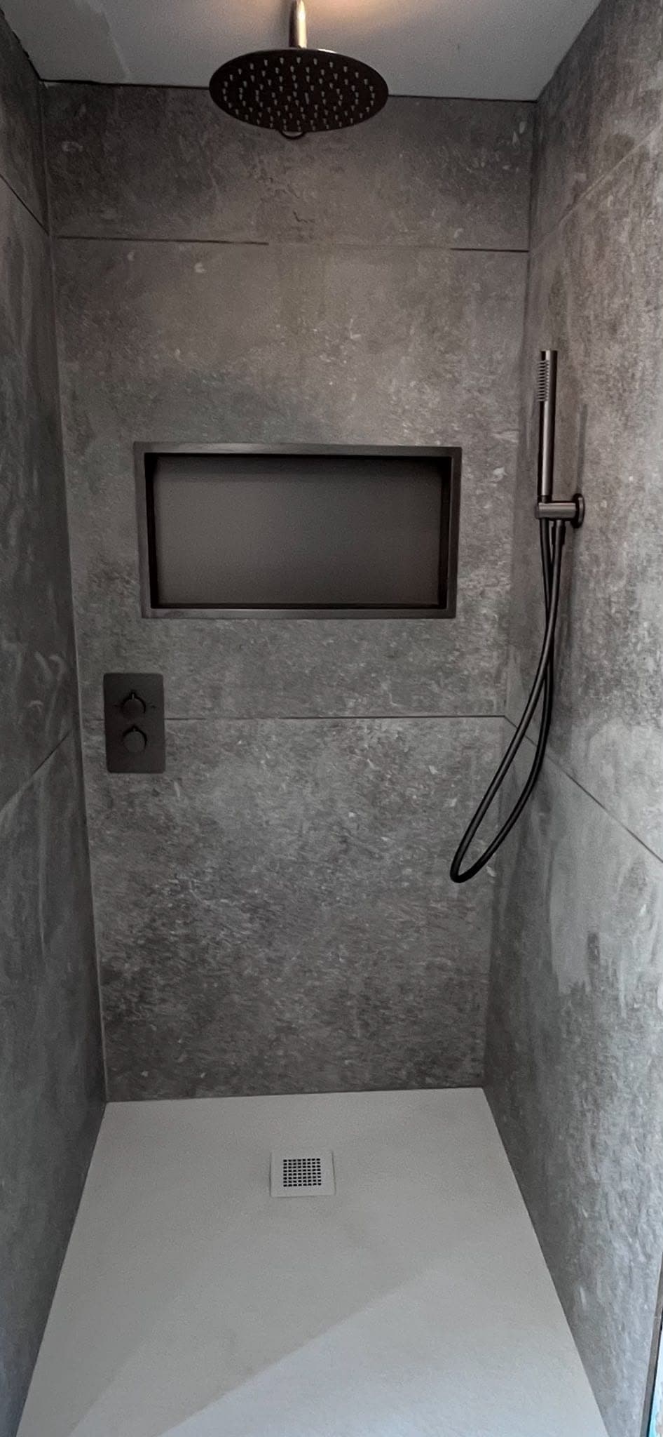Douche à l’italienne carrelée — étanchéité et pente maîtrisées